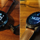 El cable de carga deja el reloj en una posición un tanto extraña.